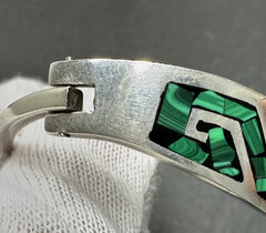 VINTAGE MEXICO STERLING SILVER & MALACHITE HINGED BANGLE BRACELET M110
