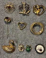 Vintage Brooch Lot Of 21 Brands Are Avon And Unbranded Sizes Range From 1 To 4in