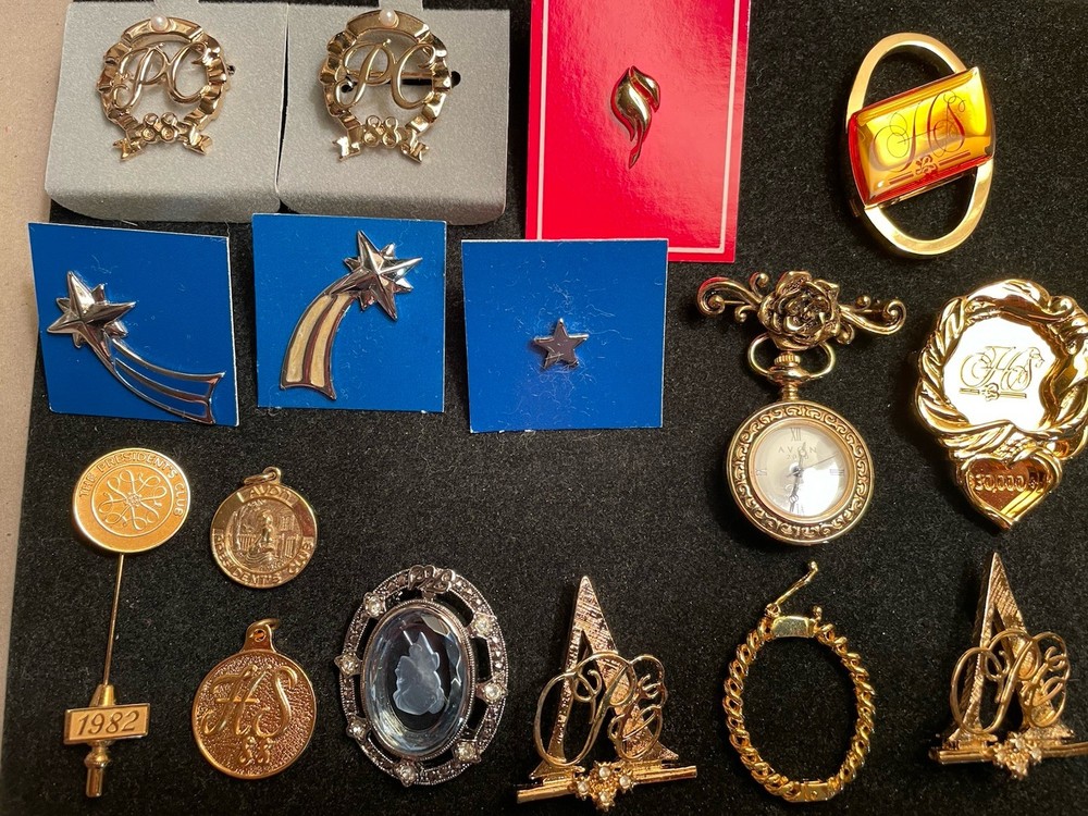 AVON SERVICE AWARD LOT ,PRESIDENT CLUB, RISING STAR, PINS ETC. AV16
