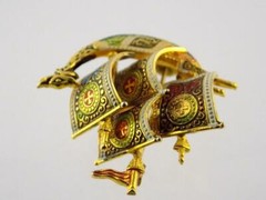 Vintage Unbranded Gold Tone Metal and Enamel Viking Ship Boat Brooch Pin