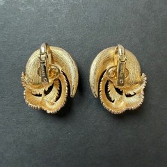 Vintage TRIFARI Crown Gold Tone Swirl Feather Leaf Clip on Earrings 1955-1969