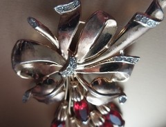 Vintage Gold Tone Fur Clip with Red Stones Bow w/Flowers Design Unsigned