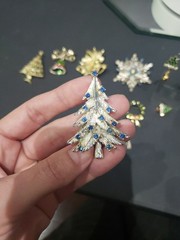 14 pc lot vtg jewelry Brooches pins earrings Christmas Trees wreath rhinestones