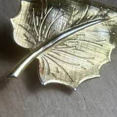 Wishing Well Brooch Pin Vintage Gold Tone With Rhinestones 1.25×1”
