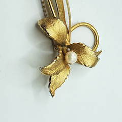 Vintage Brushed Golden Tone Plated Flower w Freshwater Pearl Brooch Pin