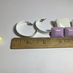 VINTAGE 4 PAIR MIXED LOT OF ENAMELED PIERCED EARRINGS WHITE LAVENDER YELLOW NICE