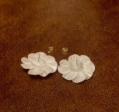 Vintage Mother Of Pearl Cosmos Flower Earrings Gold Tone Pierced Post Statement