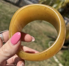 Vtg 1960s 70s LUCITE Acrylic Resin Chunky Applesauce Speckled Heavy Bangle 92g