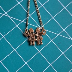 Vintage 1928 Girlfriends Sisters Daughters Pendant Gold-tone Necklace 15.5″