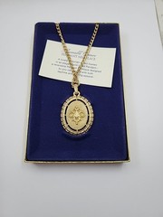 Vintage AVON 1974 Reversible Cameo Pendant Necklace 24″ Chain, Original Box