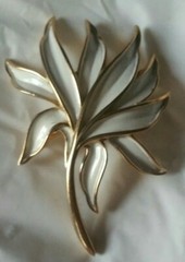 VTG CROWN TRIFARI GOLD TONE METAL WHITE ENAMEL FLOWER PIN BROOCH dated 1955-1969