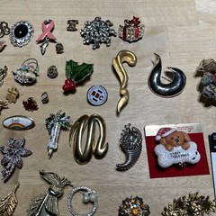 Vintage lot of Assorted Brooches / Pins. 43 Pieces.
