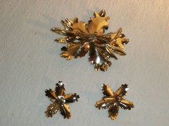 Beautiful Vintage Gold Tone Flower & Rhinestone Pin & Clip Earrings alloy metal