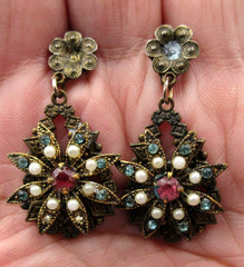 VTG UNUSUAL Off white faux pearl 1 rhinestone mis blue gold tone FLOWER Earring