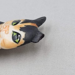 Vintage Ceramic Handpainted Calico Kitty Cat Brooch* 3.5″