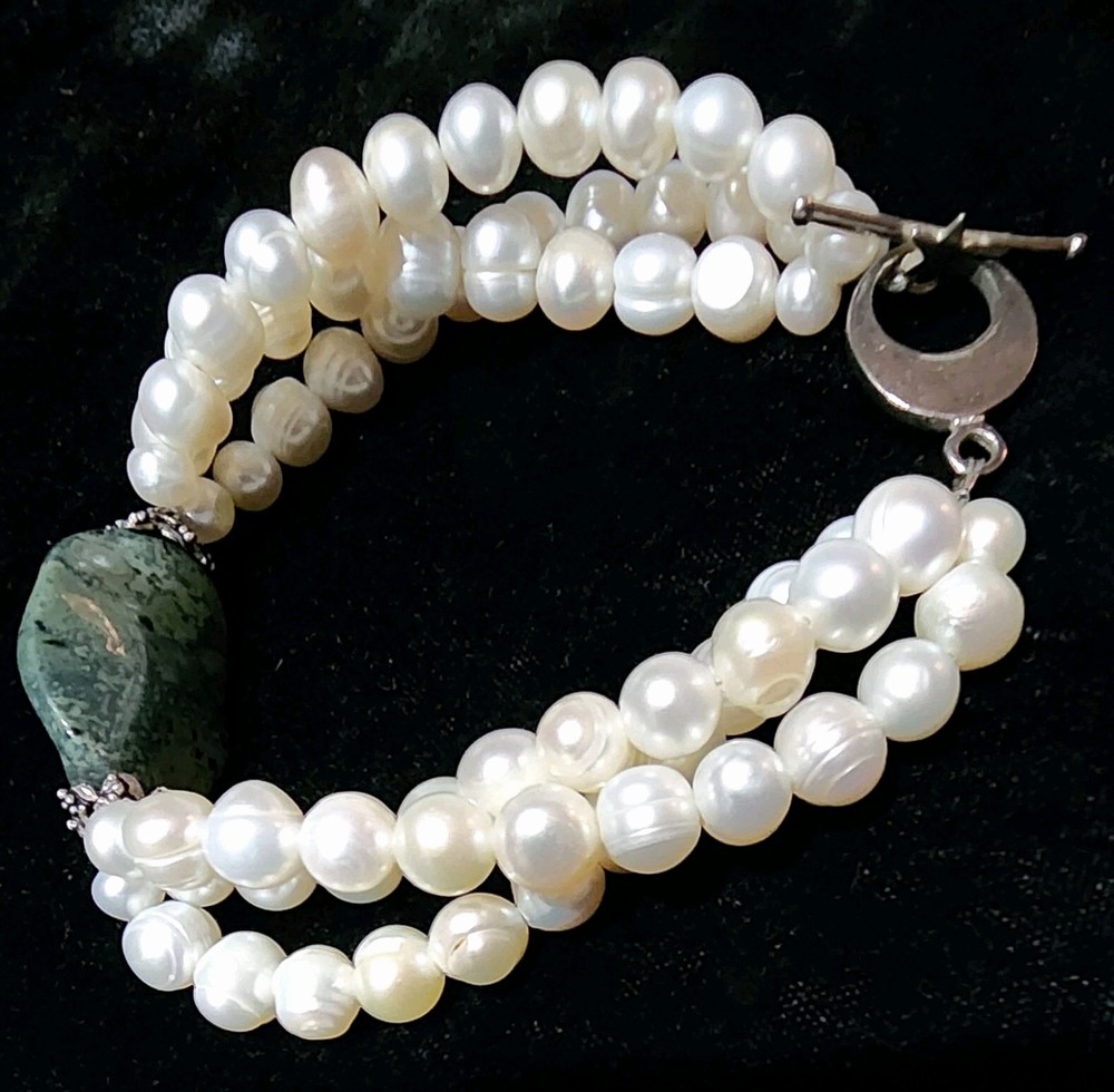 Vintage Cultered TRIPPLE STRAND White Pearl And GREEN Cabochon Bracelet ~8.5in.