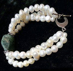 Vintage Cultered TRIPPLE STRAND White Pearl And GREEN Cabochon Bracelet ~8.5in.