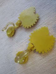 Unique VTG plastic Clip Earrings, push on yellow leaves, grapes clips FE25-33