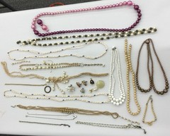 Vintage Costume Necklaces Bracelet Mixed Jewelry For Crafts (Lot Of 25) C-5