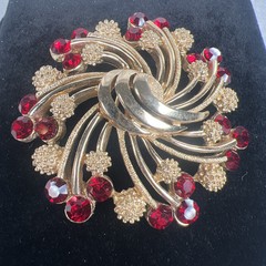 Crown Trifari MCM Brooch Gold Tone & Red Rhinestone Swirl Signed (1955-1969) EUC