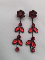 2″ RED CRYSTAL BLACK ALLOY VTG ESTATE DANGLE DAINTY FLOWER VINE PIERCED EARRINGS