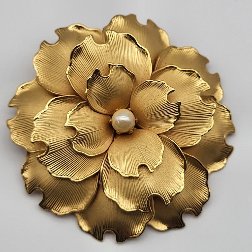 Beautiful bold 3D goldtone faux pearl flower brooch pin whimsical corsage bridal