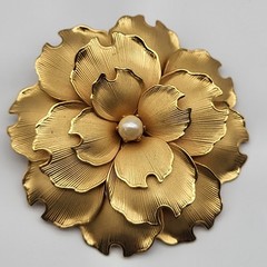 Beautiful bold 3D goldtone faux pearl flower brooch pin whimsical corsage bridal