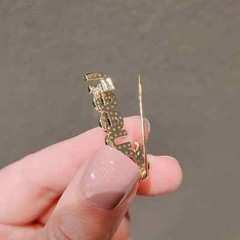 Sparkle QUEEN Brooch Pin Rhinestones Women Party Gift Golden Tone Clothing Acce