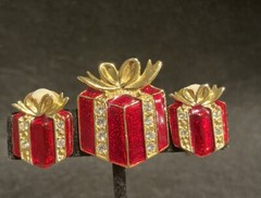 Red Wrapped Present Clip On Earrings And Pin With White Rhinestones M08(03)