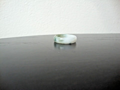 VINTAGE 1970s HONG KONG HANDMADE MOTTLE LIGHT GREEN JADE 2MM X 6MM BAND SZ 11.25