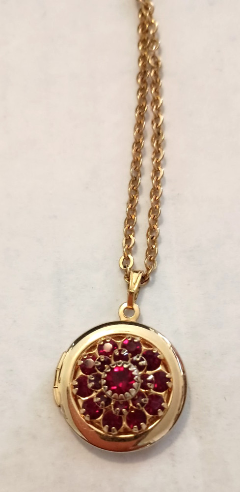 VTG Red Rhinestone Flower Design Gold-Tone Round locket Necklace