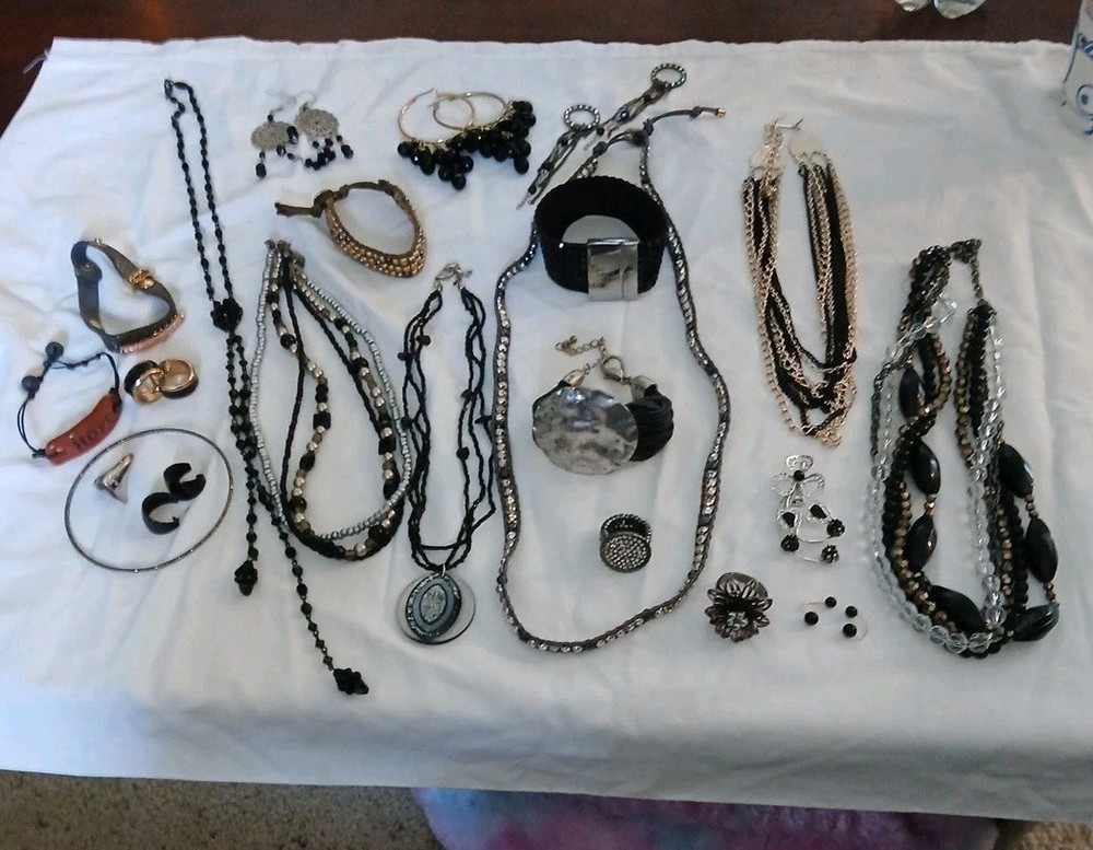 21 Pc jewelry lot Womens Fashion Necklaces Rings Bracelets Earrings Brooches