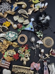 Lot Of 140 Brooches Pins – Many Signed – Silver Gold Tone Wholesale Resell J108a