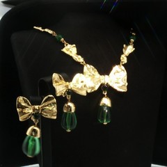 Vintage Catwalk John Jewelry Set – Gold‑Tone Bow Necklace & Green Drop Earrings