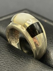 Vintage Sterling Silver Mother Pearl Onyx Dome Ring 6 Grams Size 7.5 D7