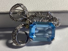 Fancy SMITHSONIAN Museum Sky Blue Glass Crystal Silver Tone Pendant Necklace