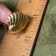 Vintage Ocean Sea Shell Gold tone Hinged Scarf Clip 🐚