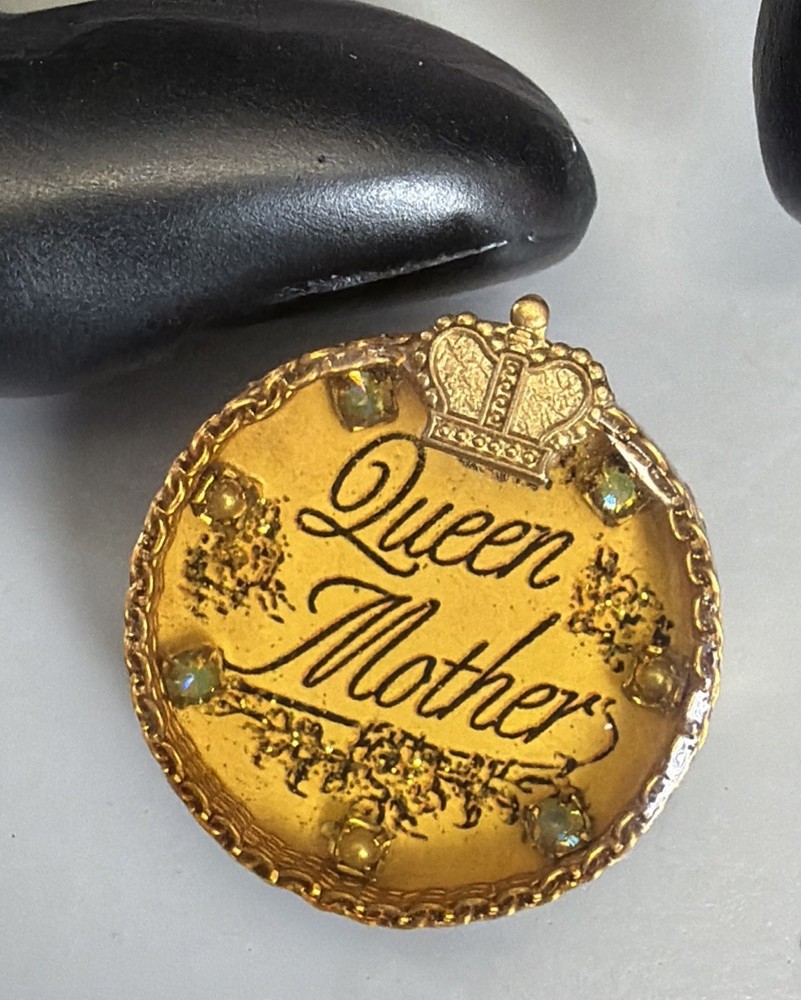 MAXIMAL ART John Wind Vintage “Queen Mother” Round Gold Tone Resin Enamel Pin