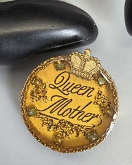 MAXIMAL ART John Wind Vintage “Queen Mother” Round Gold Tone Resin Enamel Pin