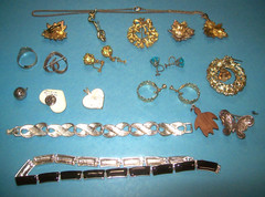 MIXED LOT OF VINTAGE COSTUME JEWELRY