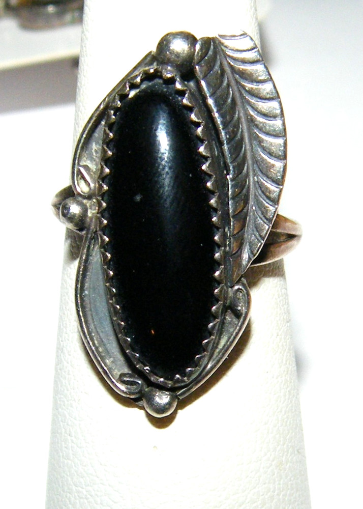 Vintage Sterling Silver Southwestern Style Ring w Black Stone – size 7.5