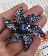 MODERN BROOCH PIN BLUE RHINESTONE DARK SILVER TONE COSTUME JEWELRY WOW 💙