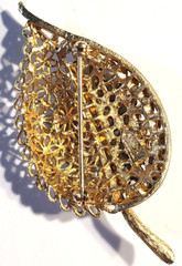 VINTAGE STUNNING MULTICOLOR CRYSTAL FILIGREE LEAF SIGNED KARU ARKEPIN BROOCH