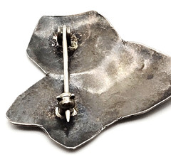 Vintage Silver Tone Textured Leaf Brooch Pin Small Heart‑Shaped Ivy Design