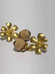 Vintage Gold Tone Flower & Wood Bead Stud Dangle Earrings 2″. BOHO. 70’s.