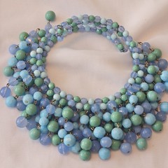 1940s 1950s BIB COLLAR CLUSTER 2-LAYERED ART GLASS BEADED MEMORY WIRED NECKLACE