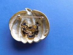 Brooch / Pin : Jack-O-Lantern – Gold tone pumpkin – Casual Corner
