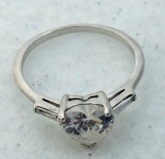 BEAUTIFUL ESTATE STERLING SILVER AVON WHITE STONE HEART BAND RING SIZE 9.5