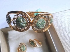 Vtg. JTV Jade Bracelet & Matched Earings. Gorgeous Gold Toned. Spring Clamshell.