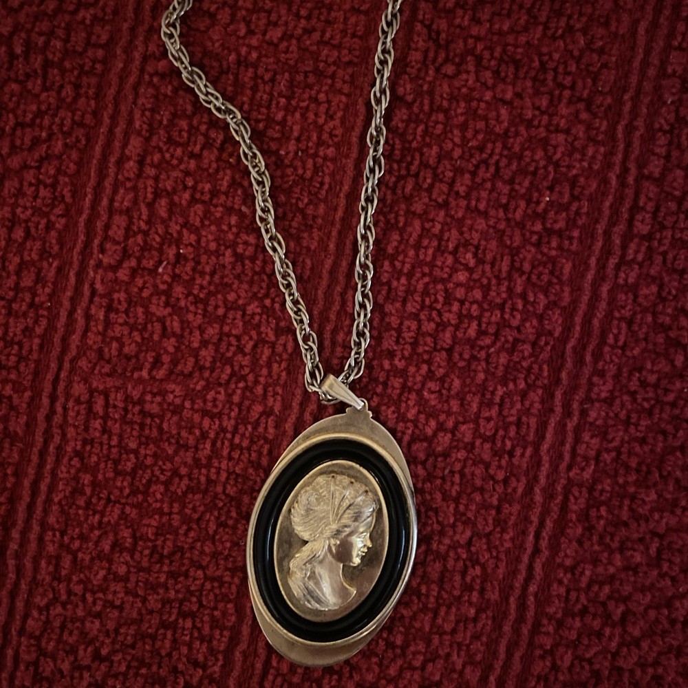 Vintage 1975 Avon Silhouette Greek Cameo Pendant Necklace Goldtone & Black